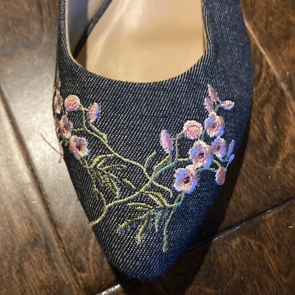 Attention denim with pink flowers flats barely worn size 8 - Picture 3 of 7